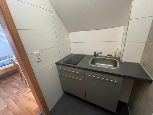 uma pequena cozinha com um lavatório e uma janela em HN Citywohnung Klein aber nur für mich! em Heilbronn