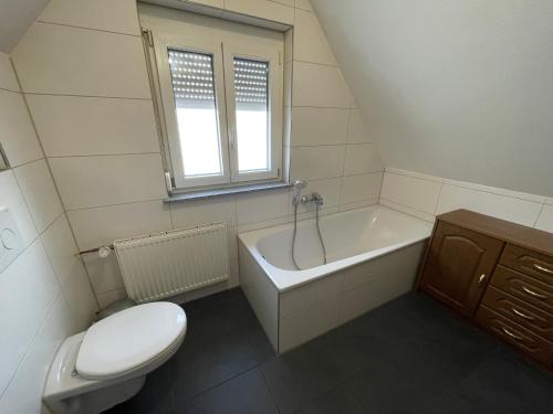 uma casa de banho com uma banheira, um WC e um lavatório. em HN Citywohnung Klein aber nur für mich! em Heilbronn