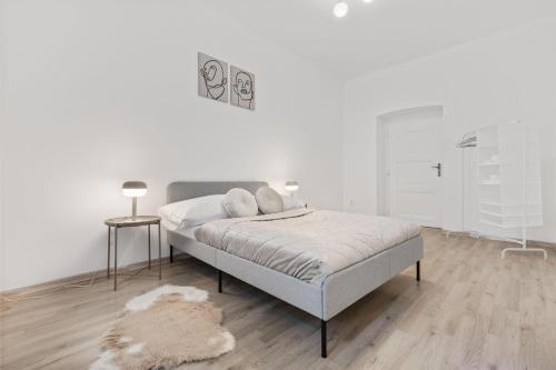Una cama o camas en una habitación de City Center Suite - Modern & Stylish
