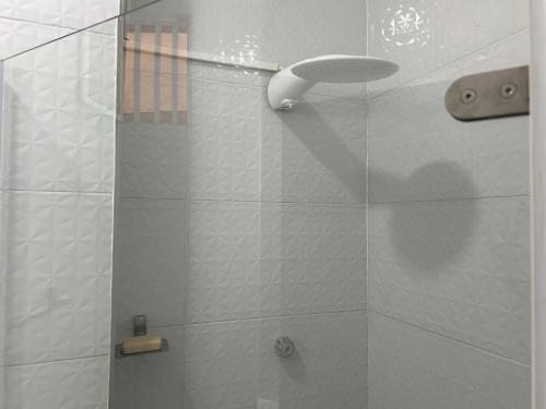a shower with a shower head in a bathroom at Hermoso apartamento en la Ciudad Amurallada Cartagena de Indias in Cartagena de Indias