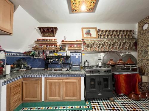 - une cuisine avec des placards en bois et une cuisinière dans l'établissement Dar Sunrise Fes, à Fès