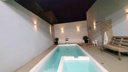 uma piscina no meio de um quarto em Shekinah em Sumaré