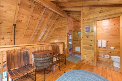 un bagno in stile baita di tronchi con botte e servizi igienici di Firefly Lodge Private Log Cabin with Mountain Views! a Black Mountain