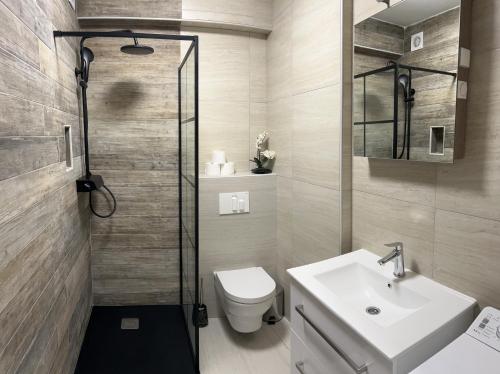 y baño con aseo, lavabo y ducha. en Apartment Karlo, en Novalja