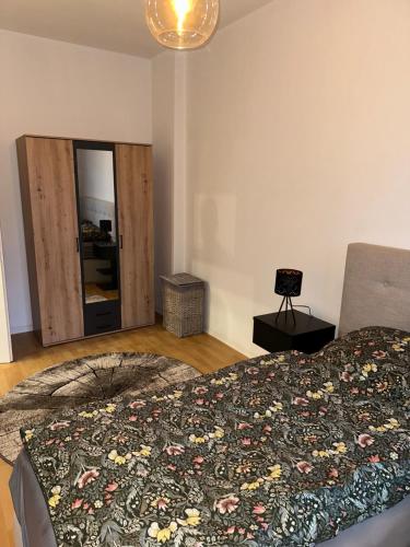 een slaapkamer met een bed met een deken erop bij Apartment „Babylon“ in Leipzig