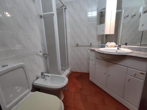 Vonios kambarys apgyvendinimo įstaigoje 12D Rocha - Casas & Papeis