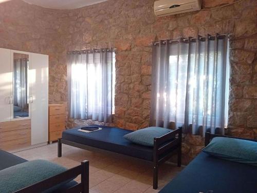 Posteľ alebo postele v izbe v ubytovaní Holiday home in Cesarica 17117