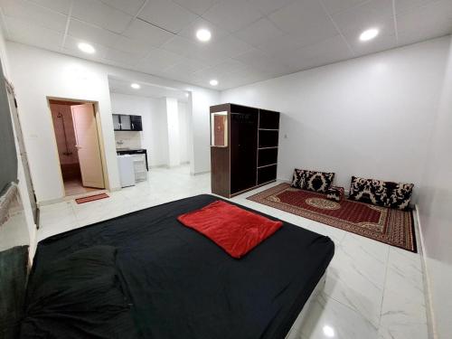 a room with a bed in the middle of it at درة نجد ببريده 2 in Buraydah