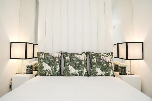 - une chambre avec un lit blanc et 2 lampes dans l'établissement A Casinha Avó Mariana 53, à Nazaré