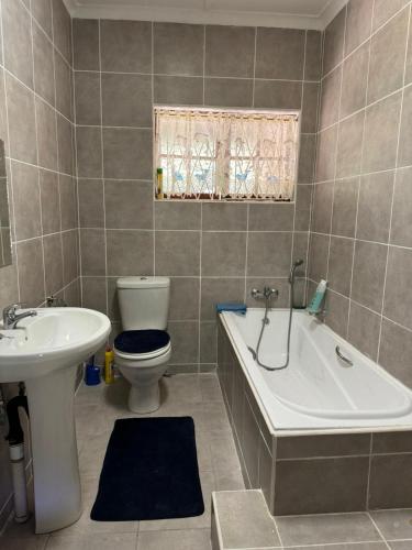 Un baño con inodoro, bañera y lavabo. en Apt 26 Eden Wilds Umtamvuna Getaway, en Port Edward