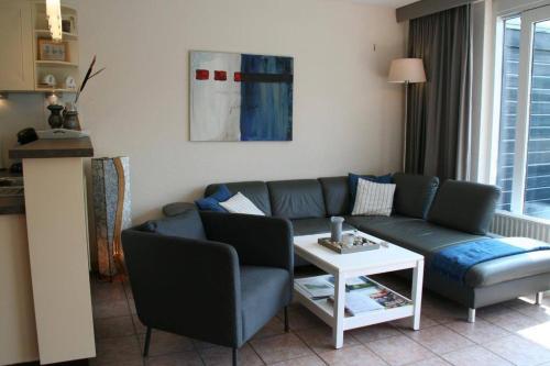 尼維萊特的住宿－Zouterik 5*，客厅配有沙发和桌子
