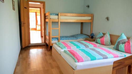 2 Betten in einem Zimmer mit Etagenbett in der Unterkunft Ferienwohnung Veit in Pennewitz