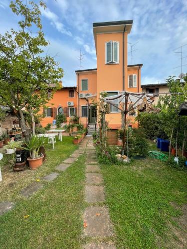 a house with a garden in front of it at B&B Casanonni Borgo Angeli in Mantova