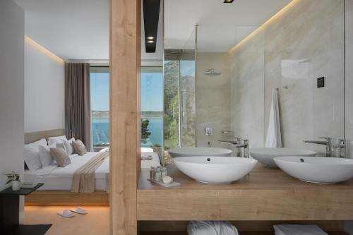 Koupelna v ubytování Exclusive Villa Calma I - heated pool&spa sea view