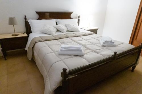 una camera da letto con un grande letto con asciugamani di la casa di Emilia a Nocera Inferiore