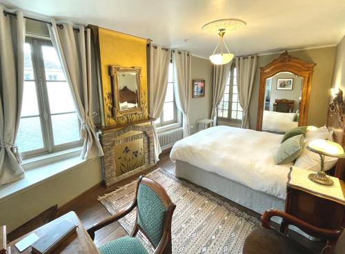 EVERGREEN GuestHouse في فيرنون: غرفة نوم بسرير وبعض النوافذ