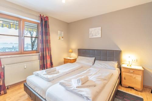 een slaapkamer met een groot bed en een raam bij Bildstöckle in Sonthofen