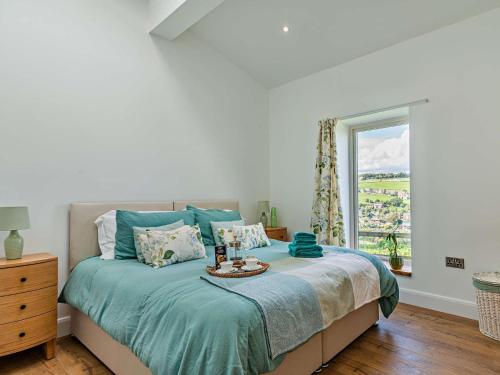 um quarto com uma cama com uma bandeja em 2 Bed in Sowerby Bridge 93344 em Ripponden