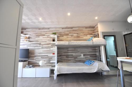 ロザスにあるRNET - Puerto Simona 1-9 Roses Costa Bravaのレンガの壁の客室で、二段ベッド2組が備わります。