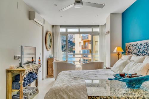 een slaapkamer met een bed en een glazen tafel bij Mediterranean Love - by Aldertons in Calpe