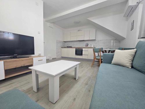 een woonkamer met een bank en een tafel bij Happy apartments Strumica in Strumica