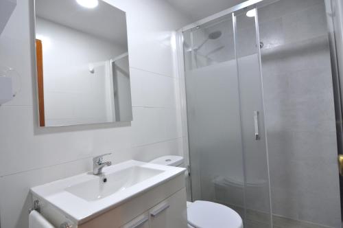 A bathroom at RNET - Puerto Simona 1-9 Roses Costa Brava