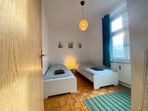 Habitación con 2 camas y ventana en Nice Apartment in Essen, en Essen