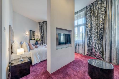 Habitación de hotel con cama y TV en Starlight Luxury Rooms en Split