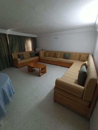 Sala de estar con 2 sofás y mesa de centro en Dar jemaa, en Nabeul