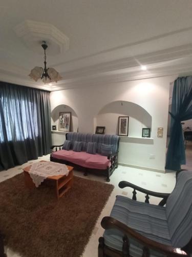 sala de estar con sofá y mesa en Dar jemaa en Nabeul