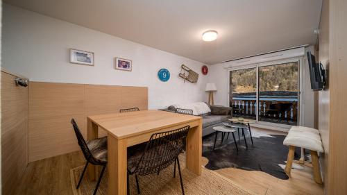un salon avec une table, des chaises et un canapé dans l'établissement C du Verdon 3406 Appt pres des pistes 6 pers, à La Foux