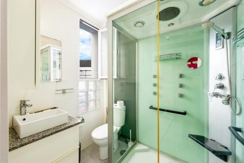 y baño con lavabo y ducha. en Villa Marrakech con Pisicina privada y vistas al mar by At Home Costa del Sol, en Torrox Costa