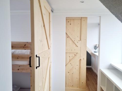 Zimmer mit einer Holztür im Bad in der Unterkunft Tip! Noordwijk city center house in Noordwijk aan Zee