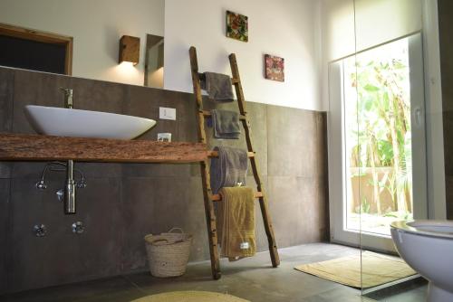 een badkamer met een ladder naast een wastafel bij Villa Julito, Kiwengwa in Kiwengwa