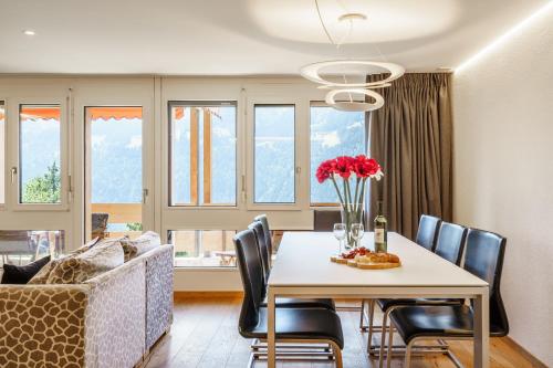 een eetkamer met een tafel en een bank bij Chalet Veronica in Wengen