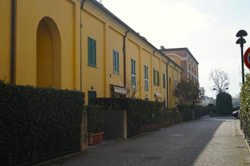 une rangée de bâtiments jaunes dans une rue dans l'établissement Appartamento con parcheggio privato a Lucca, à Lucques