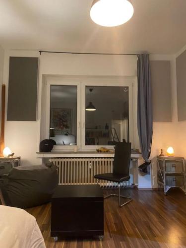een woonkamer met een bank en een stoel bij central and cozy 33q apartment in Keulen