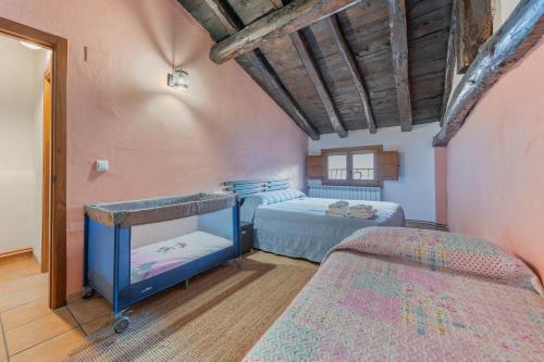 um quarto com duas camas num quarto em CASA RURAL EL GARROTE em Gea de Albarracín