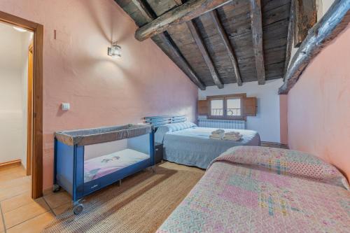 1 dormitorio con 2 camas en una habitación en CASA RURAL EL GARROTE, en Gea de Albarracín