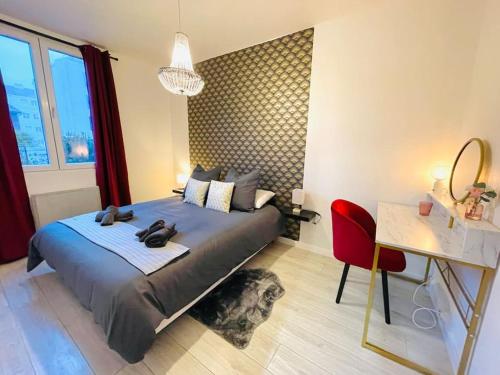 une chambre avec un lit et un chien allongé sur le sol dans l'établissement La Suite Shelby, T3 hypercentre, à Beauvais