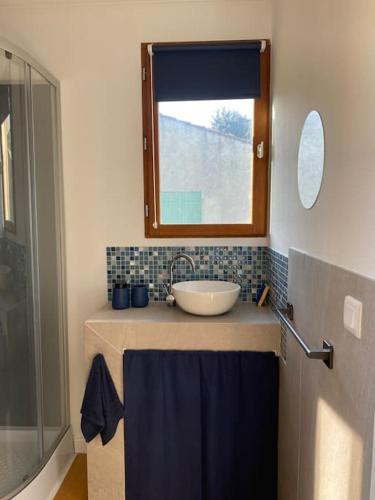 a bathroom with a sink and a bowl at Le Chalet Pignantais in Pignans
