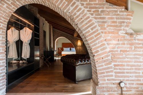 a brick archway with a bench in a room at Pavillon Suite in Peschiera del Garda