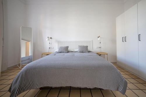 a bedroom with a bed with a black and white blanket at eg42b - Modernista apartamento en el centro de Barcelona in Barcelona