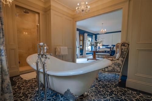 a bathroom with a bath tub in a room at Luxury Lodge Tinakilly in Wicklow