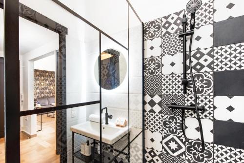 een badkamer met een zwart-witte tegelmuur bij Hypercentre - 1mn Monaco - Neuf in Beausoleil
