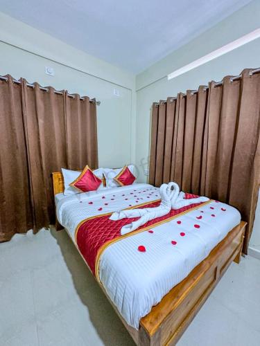 1 cama con cabecero de madera en un dormitorio en GMR Suites en Kalpatta