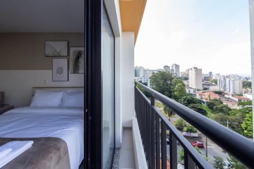 a bedroom with a bed on a balcony at BHomy Bela Vista - Ap bem localizado ALFM4 in Sao Paulo