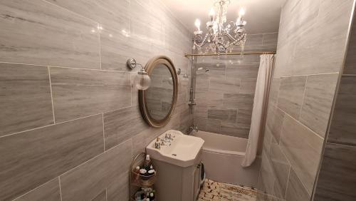 W łazience znajduje się umywalka, lustro i toaleta. w obiekcie Room in Bristol w Bristolu
