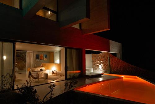 a view of a house at night at LASPI / PETRES in Pefkali