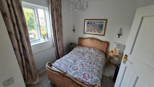 布里斯托的住宿－Room in Bristol，一间带床的卧室,位于带窗户的房间内